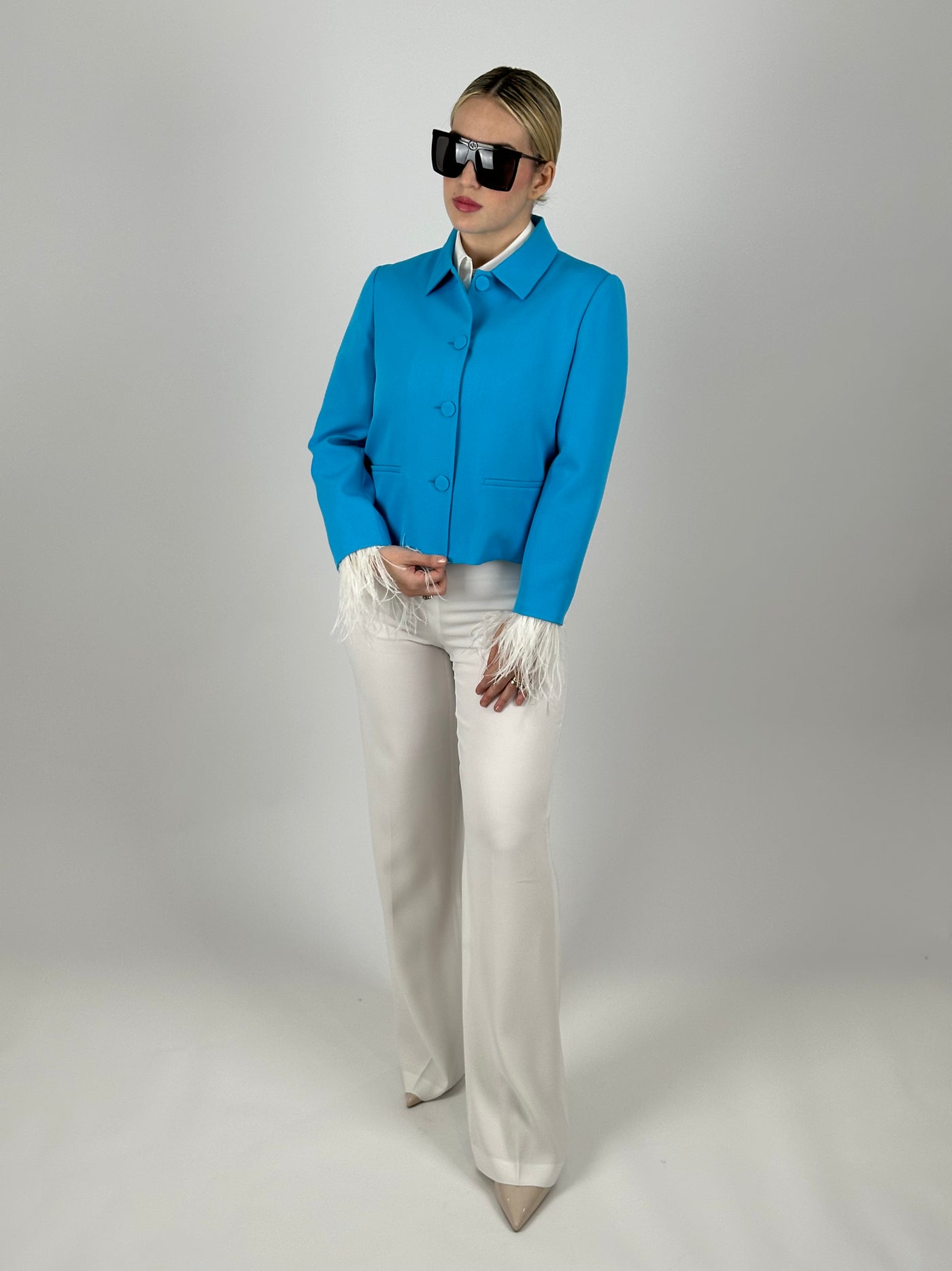 Veste Bleu élégante avec détails en plumes blanches