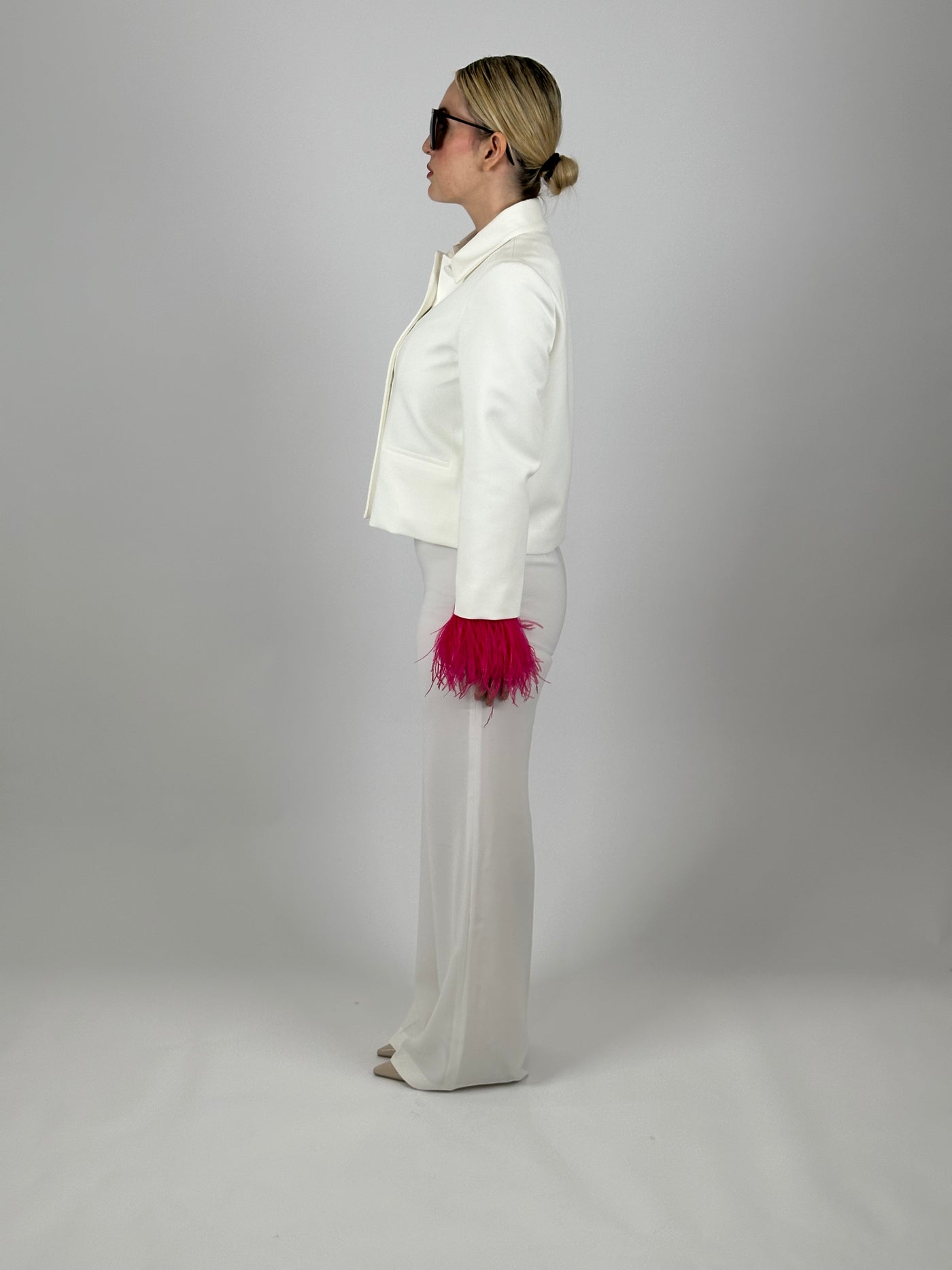 Veste blanche élégante avec détails en plumes roses - Look chic et moderne