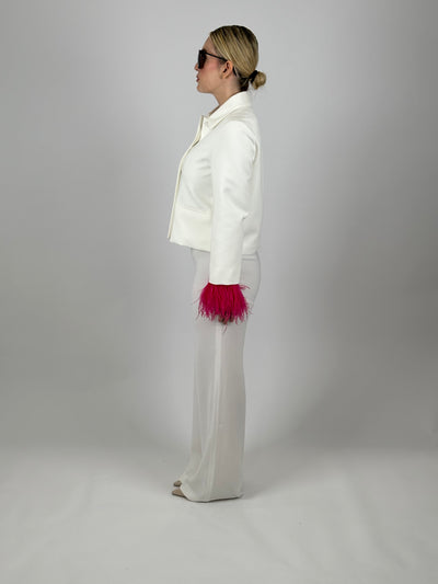 Veste blanche élégante avec détails en plumes roses - Look chic et moderne
