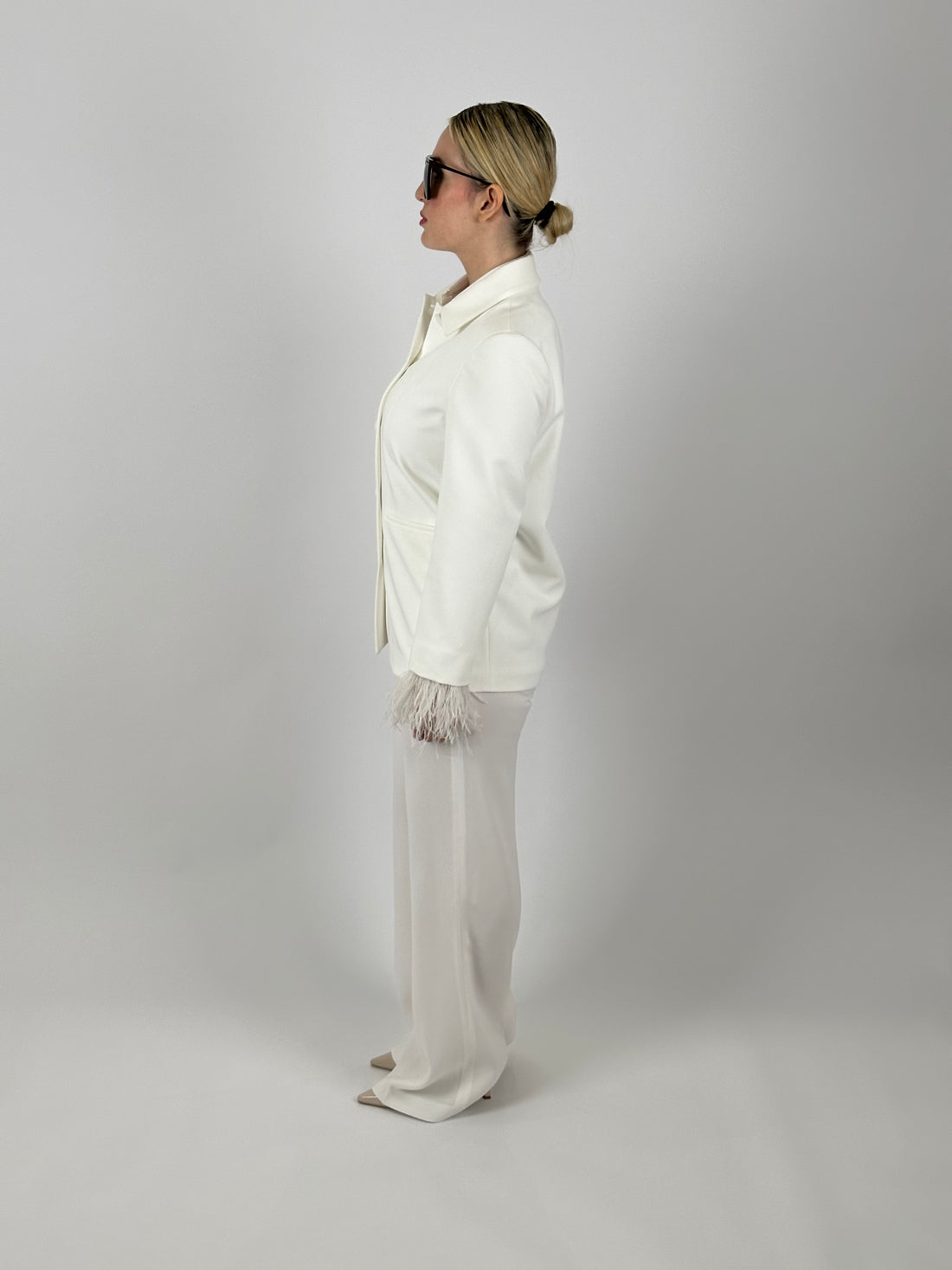 Veste blanche élégante avec détails en plumes beige