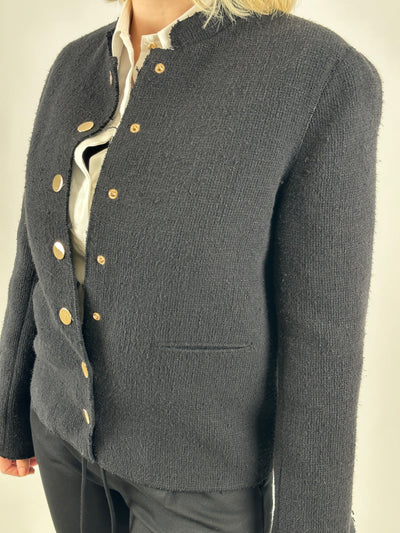 Veste noire à boutons dorés