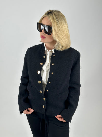 Veste noire à boutons dorés