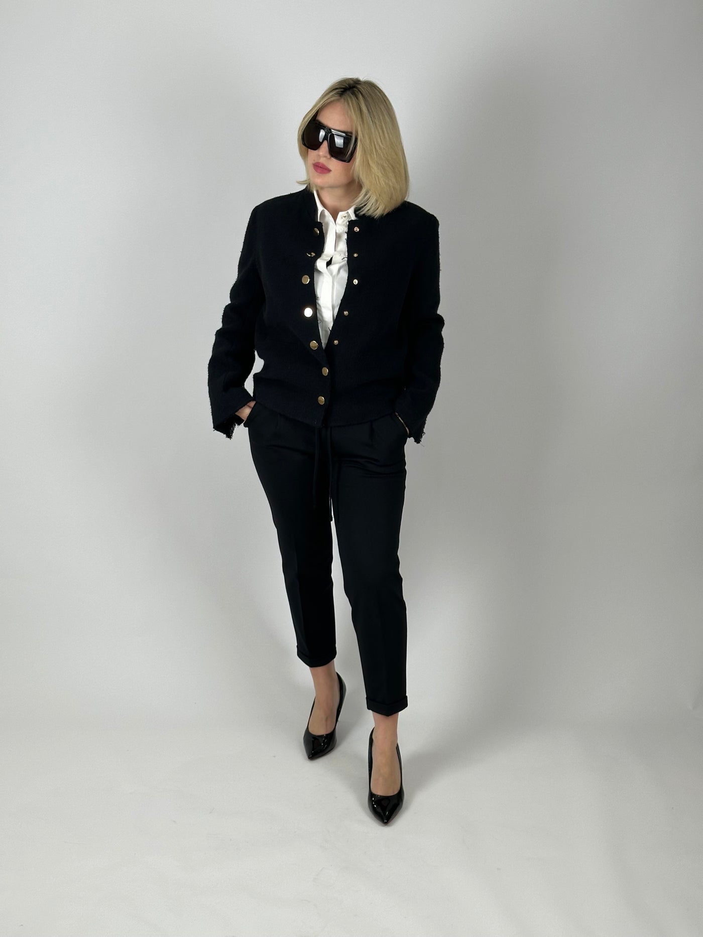 Veste noire à boutons dorés