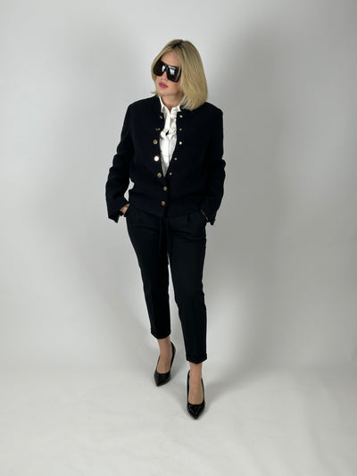 Veste noire à boutons dorés
