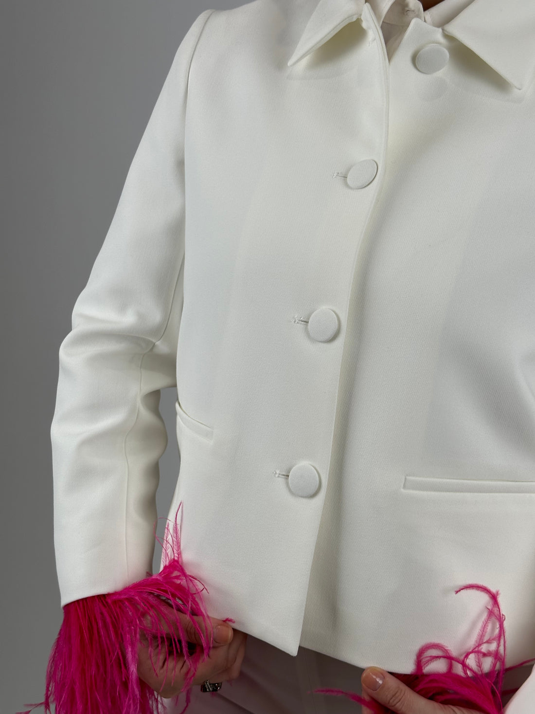 Veste blanche élégante avec détails en plumes roses - Look chic et moderne