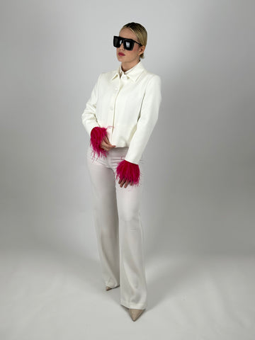 Veste blanche élégante avec détails en plumes roses - Look chic et moderne