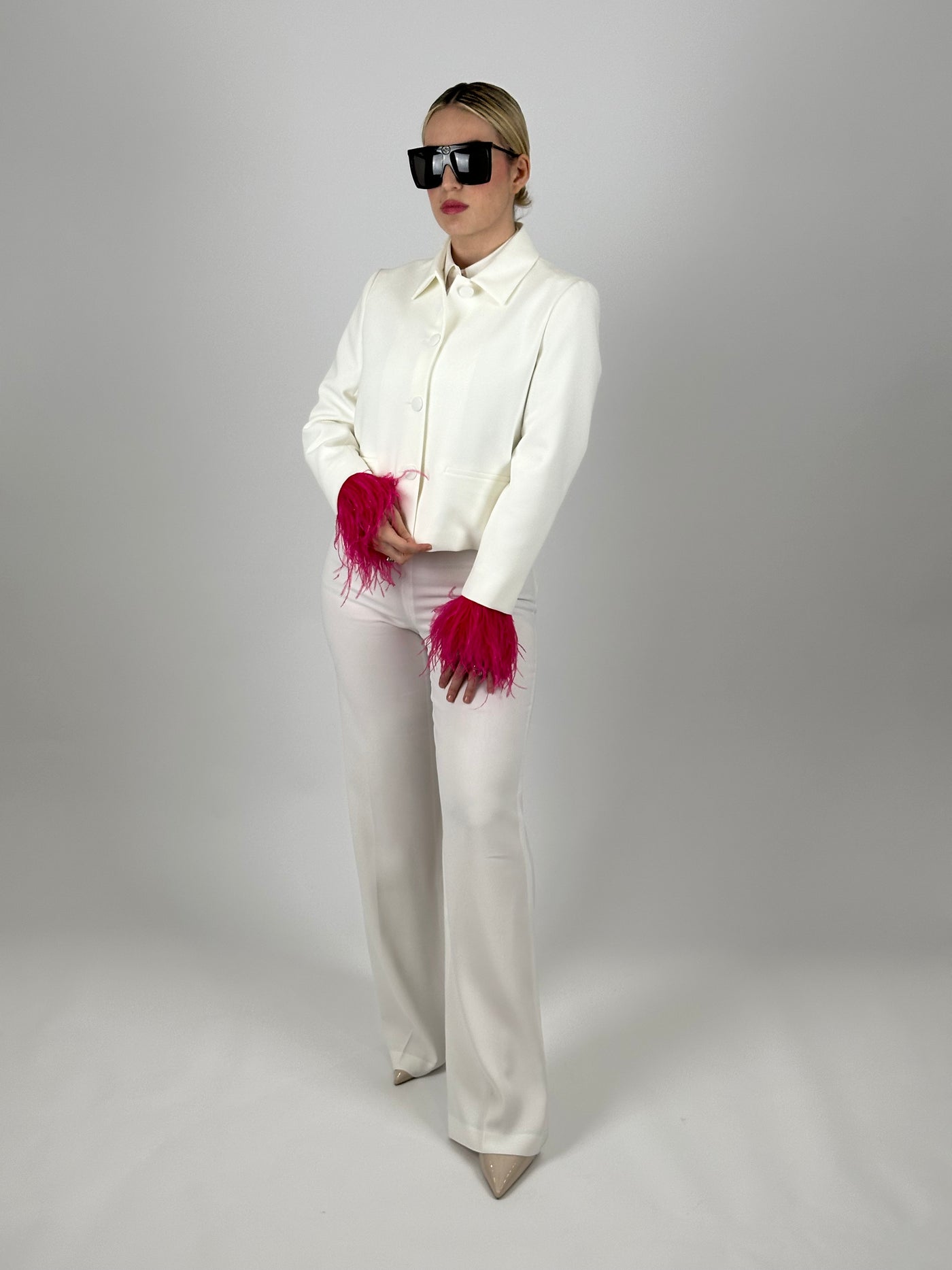 Veste blanche élégante avec détails en plumes roses - Look chic et moderne