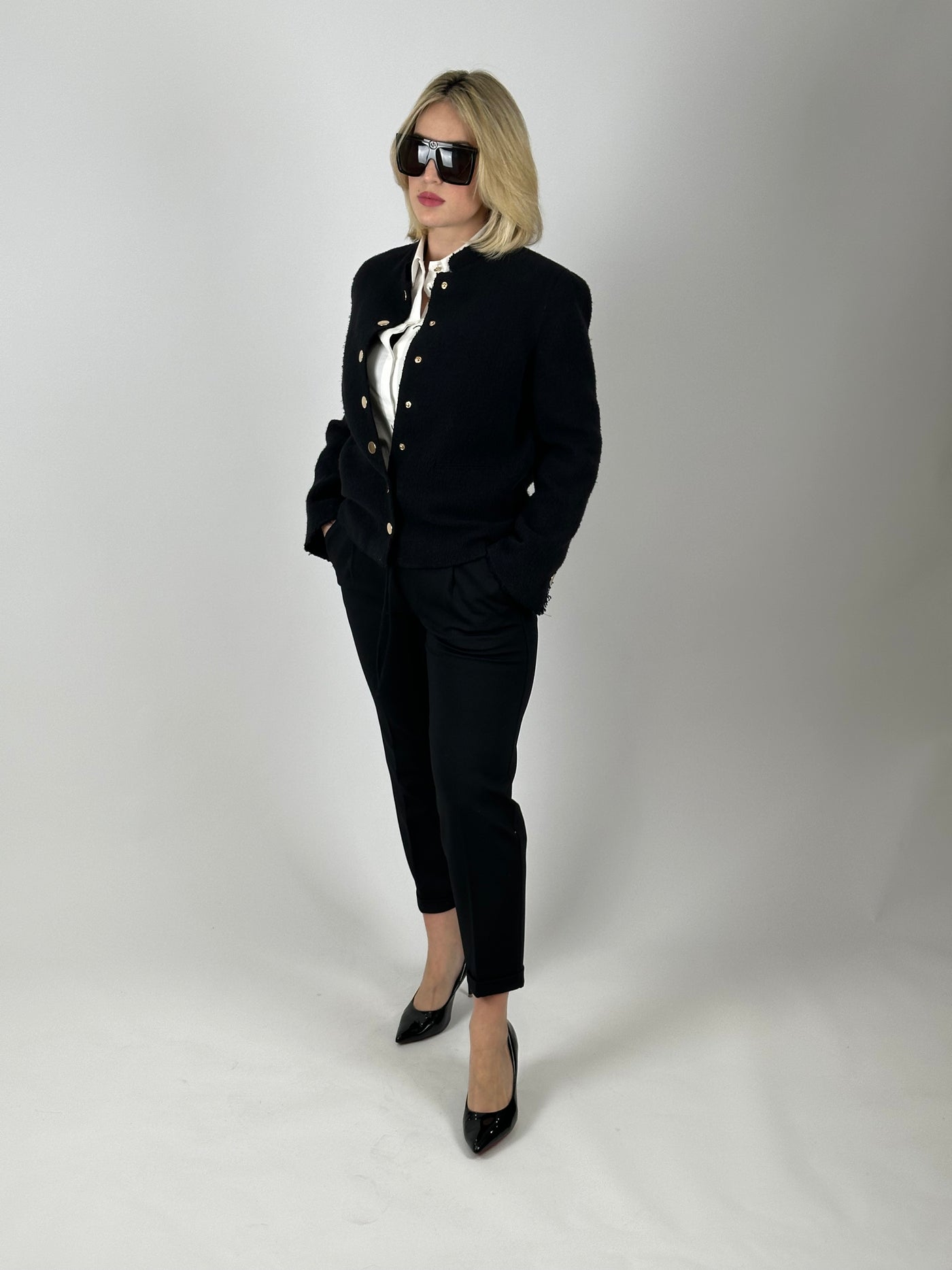 Veste noire à boutons dorés