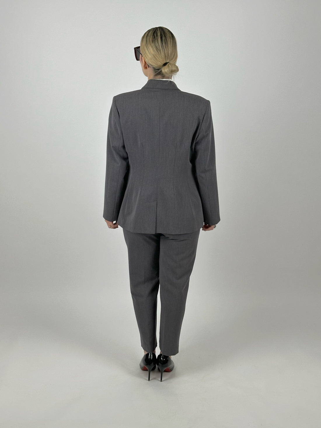 Veste et gilet Gris à fines rayures - costume sur mesure avec col en V et boutons